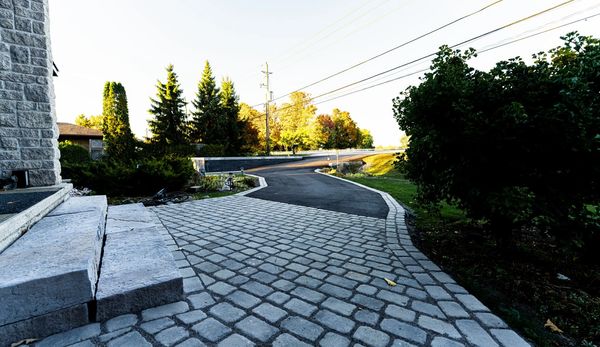 Interlock front entrance on driveway and interlock step with asphalt - Techo Bloc