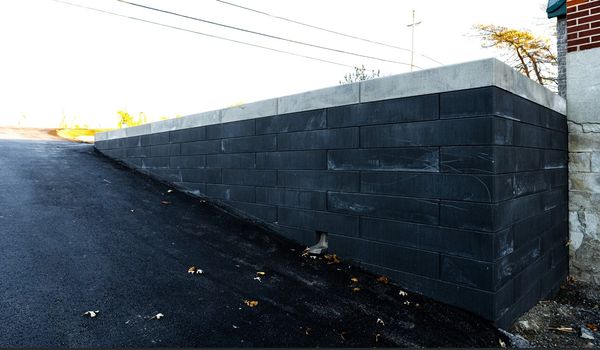 Sloped driveway with large interlock retaining wall in Manotick - Techo Bloc Raffinato