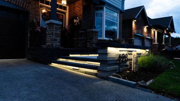 Interlock front step with landscape lighting and retaining wall in Stittsville - Techo Bloc