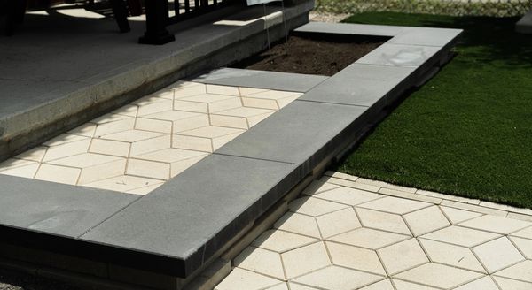 Interlock front step with two-tone coloring in Riverside South - Techo Bloc