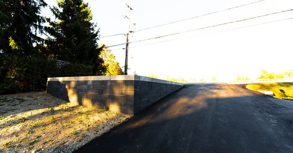 Large interlock retaining wall with two-tone coloring in Manotick - Techo Bloc Raffinato