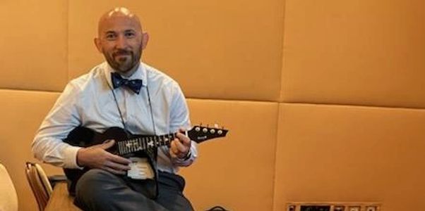 Tom Schin playing the ukulele at NYS SHRM conference 2023