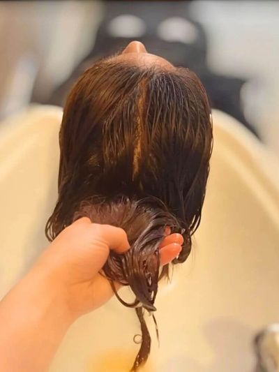 holding hair for a scalp massage showing the detox for best head massage in nyc