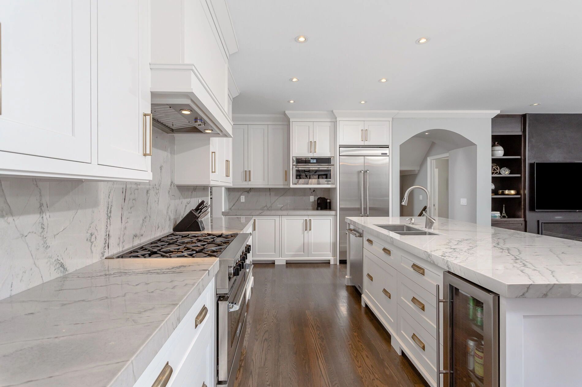 Gravelle Woodworking custom cabinetry with quartzite counter top. Oakville, Burlington, Top Knobs 