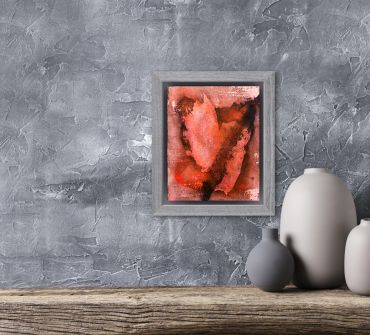 Abstraktes rotes Gemälde an einer grauen Wand mit Keramikvasen.