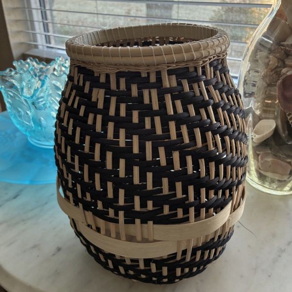 THE APRIL BASKET IS A CANDACE KATZ PATTERN,
“AHURA”. IT IS WOVEN ON A 6" SLOTTED BASE AND
IS 9" (AT 