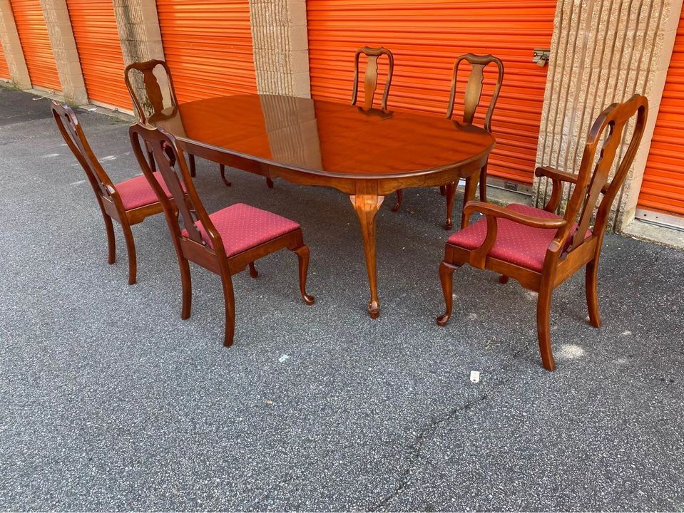 Pennsylvania House Cherry Dining Table with Two Leaves and Six Chairs