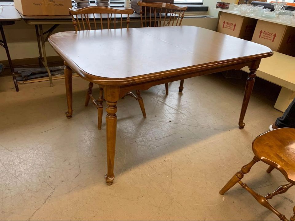 Vintage Maple Dining Table with 2 Leaves.