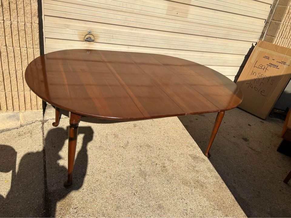 Vintage Mahogany Round Dining Table with 2 Leaves. SKU 5966