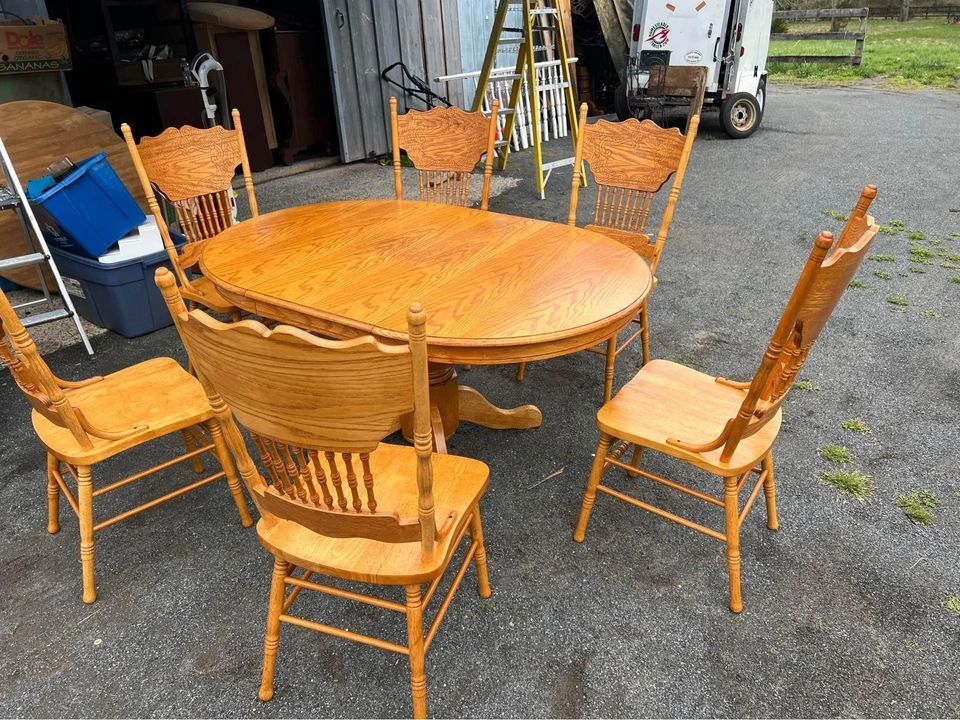 Vintage Solid Oak Round Dining Table with Leaf and 6 Oak Carved Chairs.
