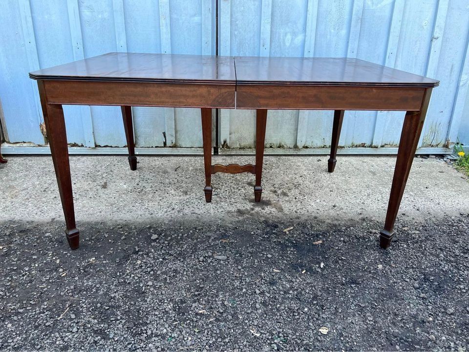 Antique Federal Style Mahogany Dining Table with 3 Leaves and Pads. SKU