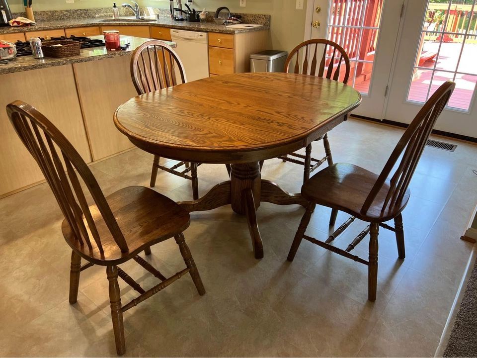 Vintage Solid Tiger Oak Round Dining Table with Leaf and 4 Chairs. SKU 7521