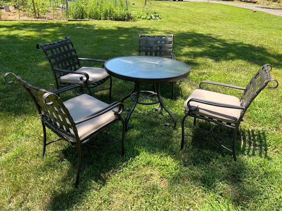 Brown jordan Patio Set Round Dining Table And 4 Chairs.SKU 7618
