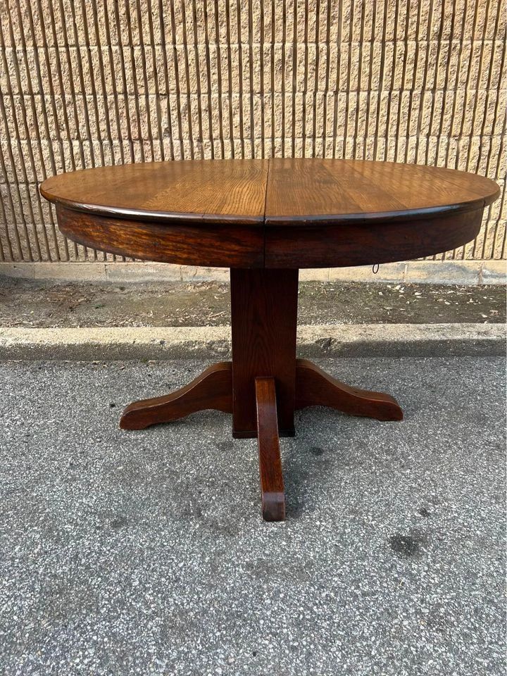 Antique Tiger Oak Round Dining Table.SKU 8246