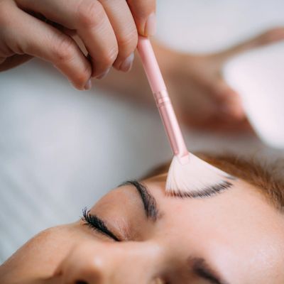 peeling chimico medicale con acido per cura pelle, acne, cicatrici, macchie, imperfezioni cutanee