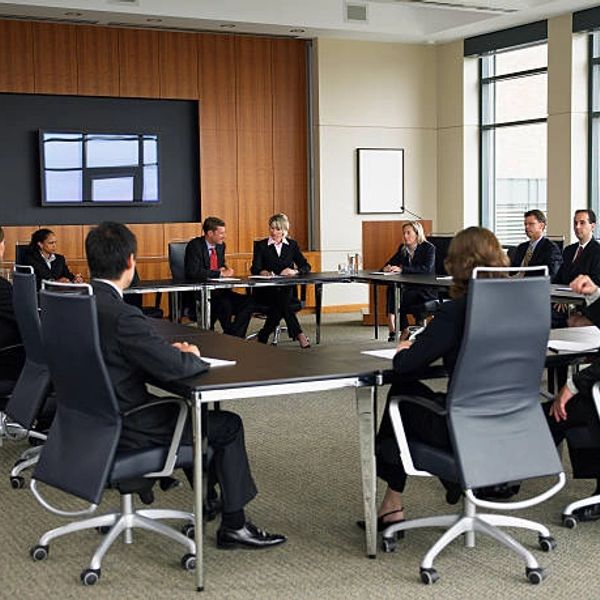 Reunión de negocios en una sala moderna.