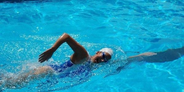 Adult swimming lessons for perfecting technique 