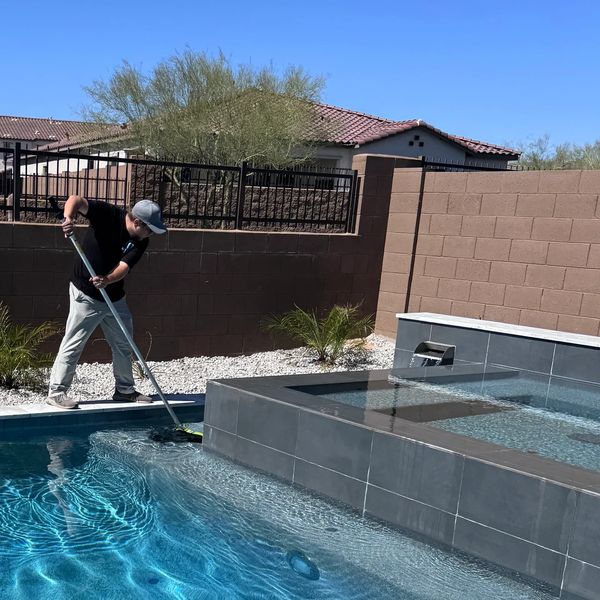 Professional pool cleaning services and maintenance, weekly service for pool cleaning Gilbert, AZ.. 