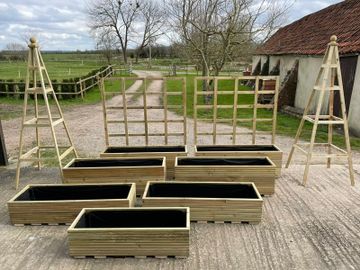 Large selection of garden planters.  Create a customer size or design to suit your specific garden.