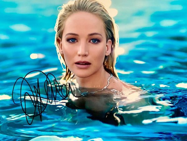 Frau mit nassen Haaren im Wasser