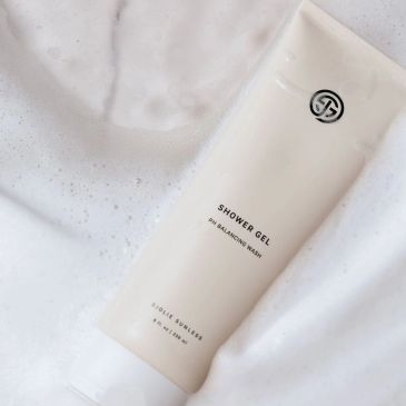 Minimalist shower gel tube with foam.