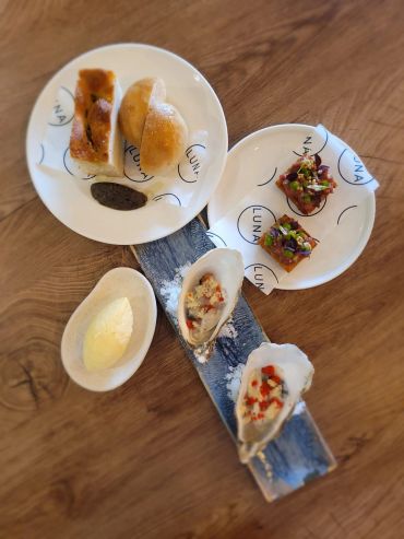 Elegant seafood and bread appetizer presentation.