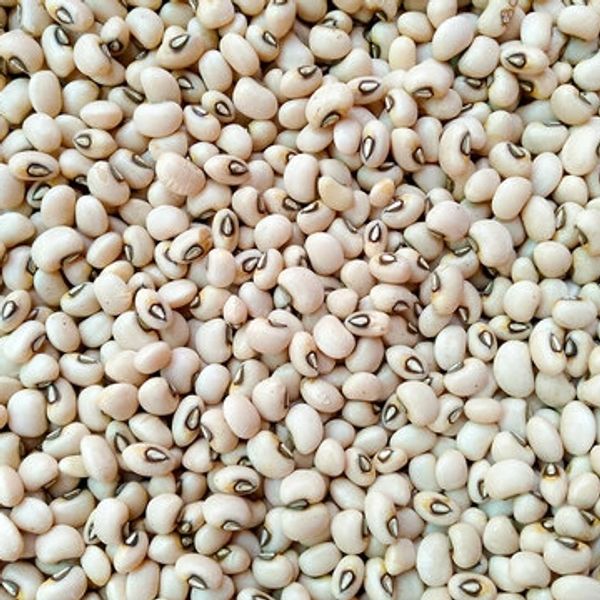 Close-up of a pile of white beans with black eyes.