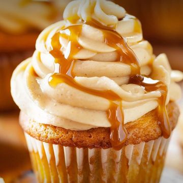 Banana cake with a hint of rum topped with creamy buttercream!