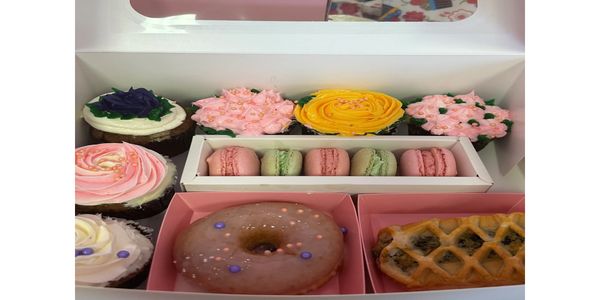 Six cupcakes,5 multi flavored macarons and 2 breakfast items ❤️