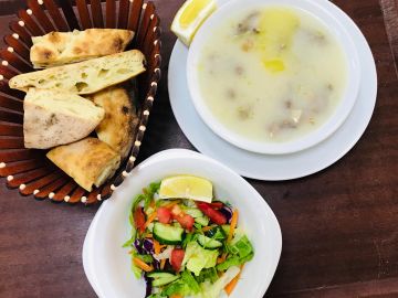 Çorba, salata ve ekmekten oluşan yemek tabağı.