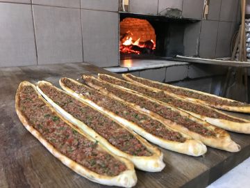 Odun ateşinde pişen lahmacunlar.