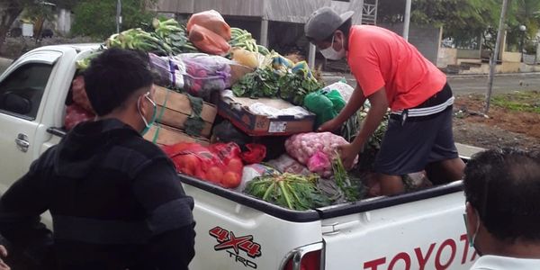 Food distribution in Santa Elena, Ecuador sponsored by non-profit Spirit of Wellness.
