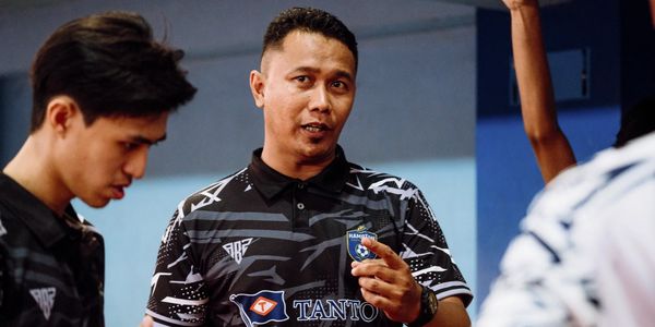 Football trainer taking to player