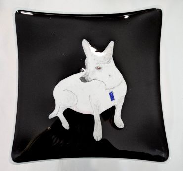 Black square plate with a dog illustration.