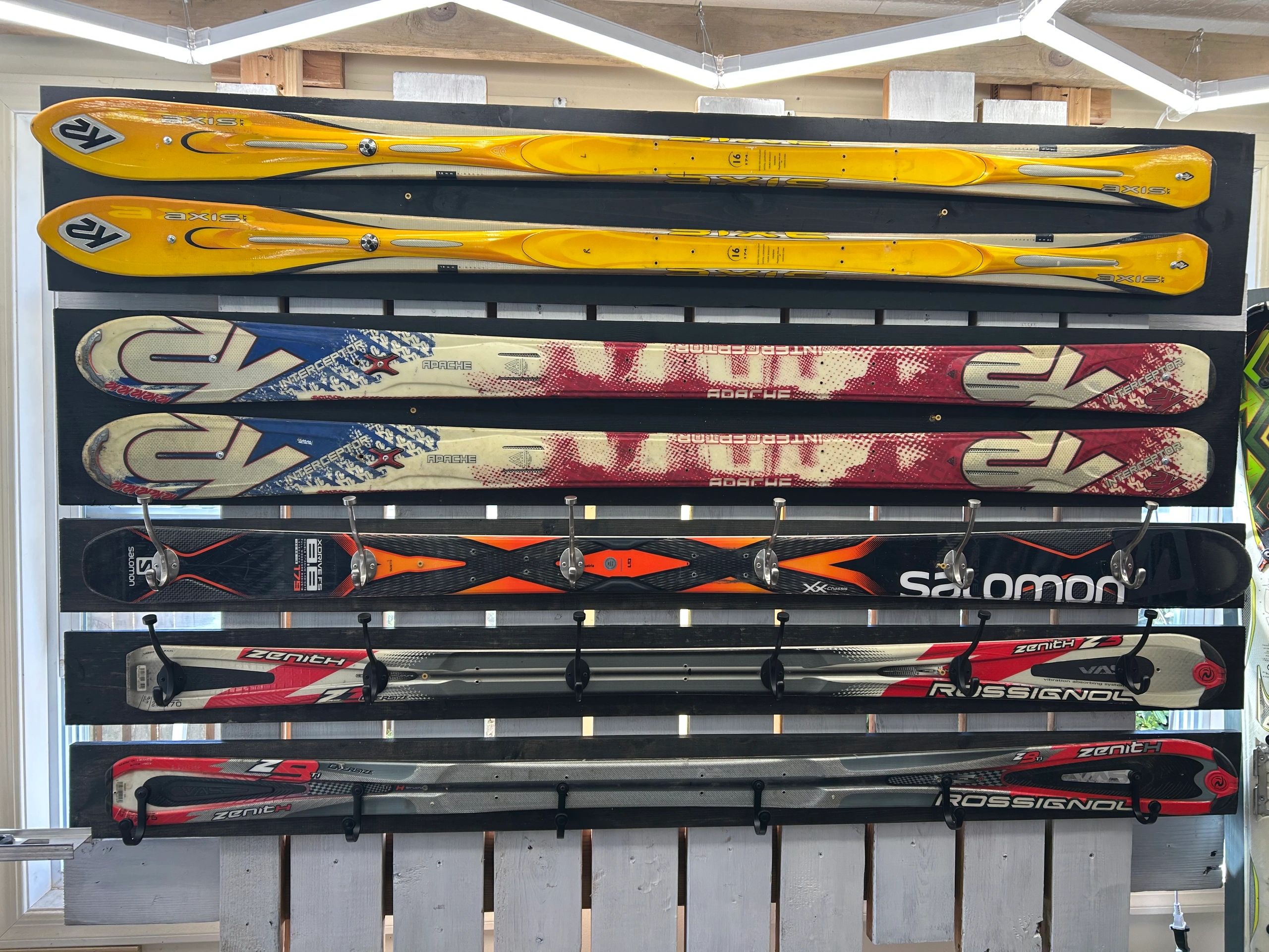 ♻️ 100% Upcycled Skis
🛠️ Handcrafted in the USA
❤️ $25 from every rack supports the Stratton Commun