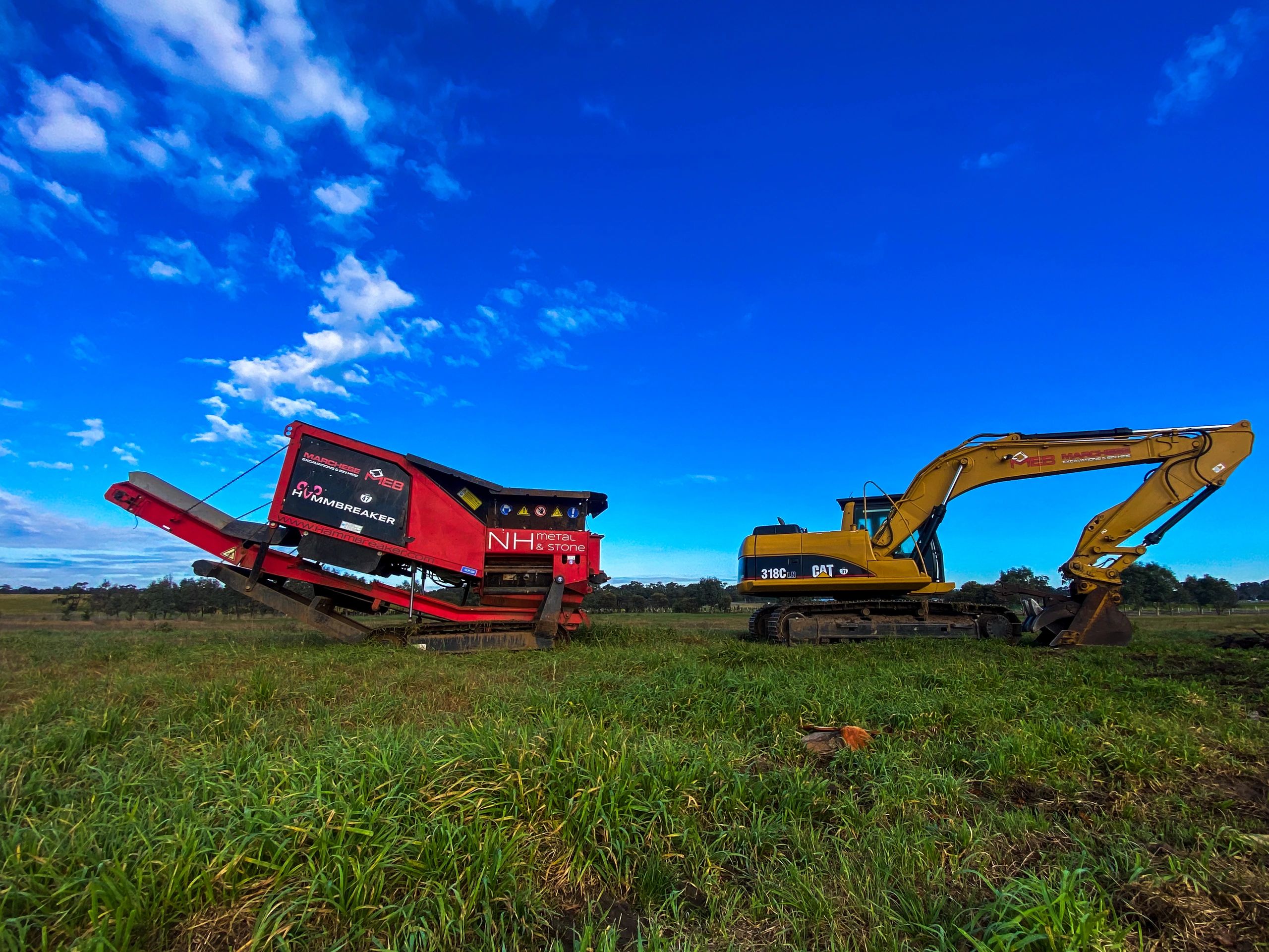 Excavator feeding the HAMMBREAKER shredder