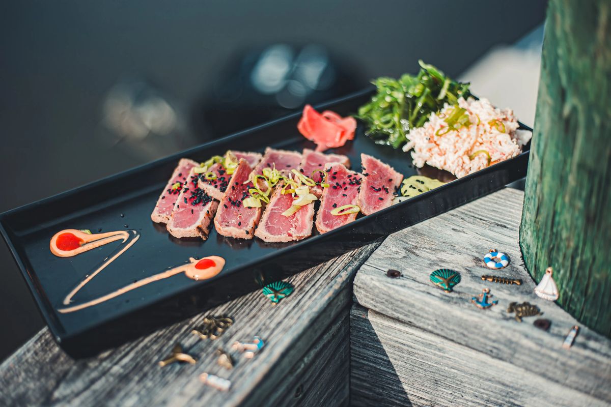 Dockside dining at Cove Cay Marina