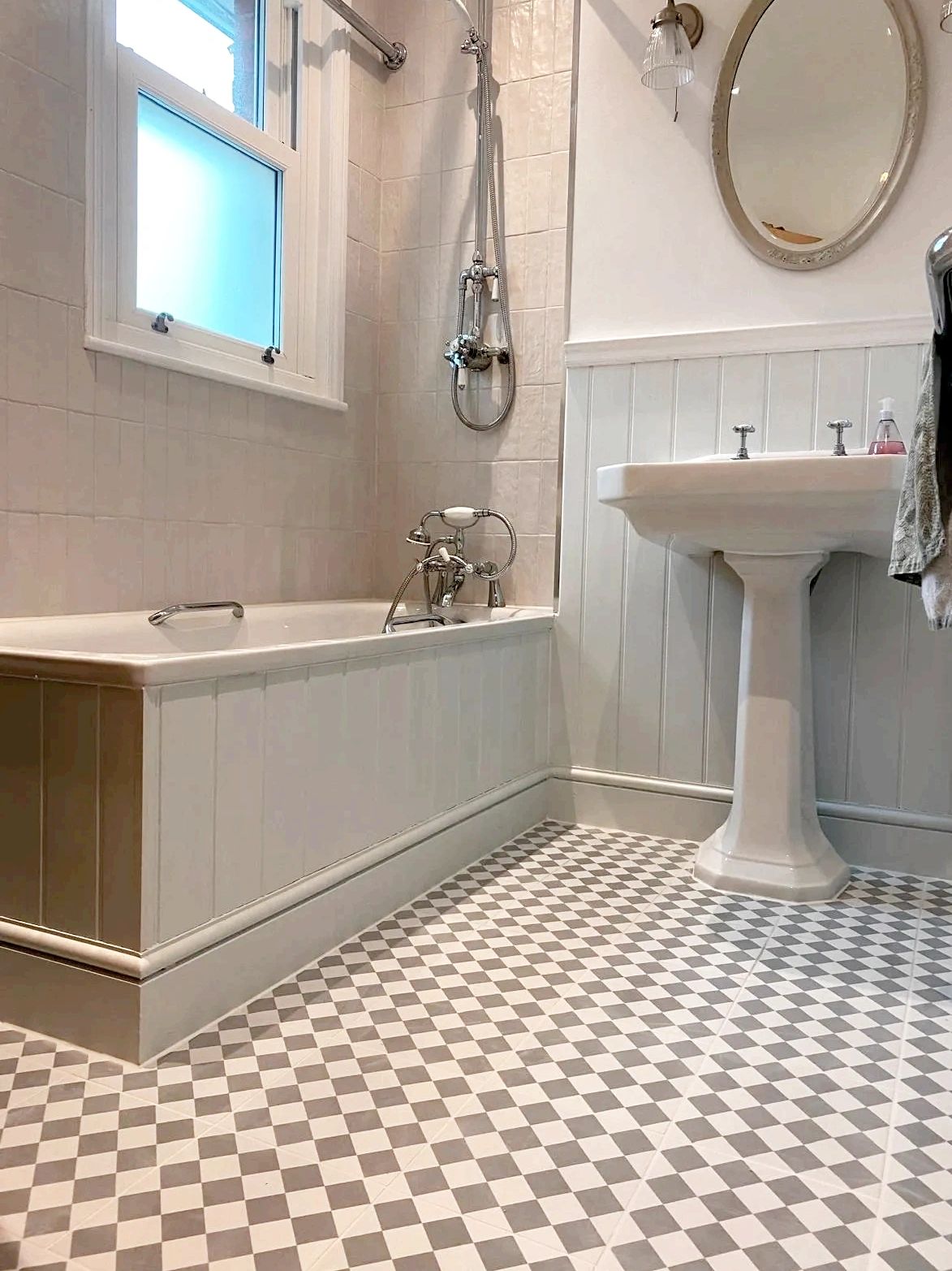 Bathroom tiling, grey and white tiles
