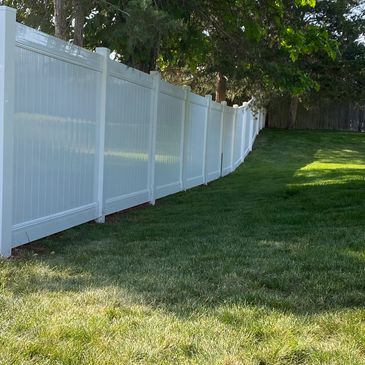 white full privacy vinyl fence
somerset fence installation