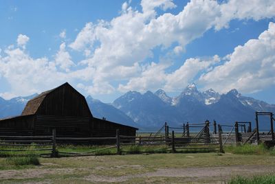 Mountains, barn 
