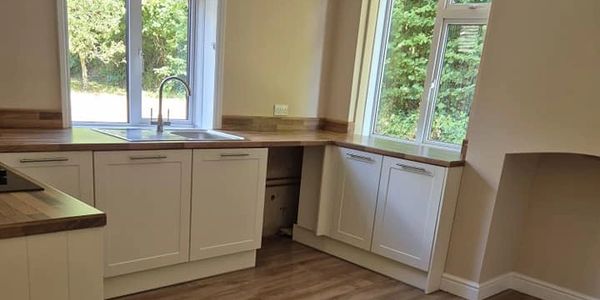 kitchen with wooden worktops and white cupboards. end of tenancy cleaning. kitchen clean. 