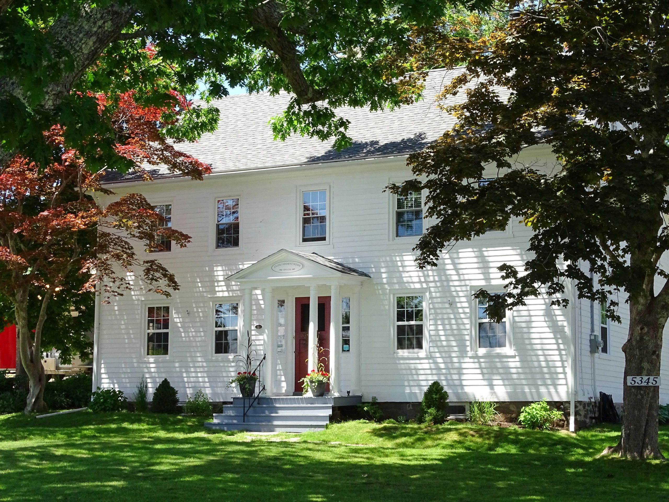 Grand Oak Manor Bed and Breakfast in Granville Ferry, Canada