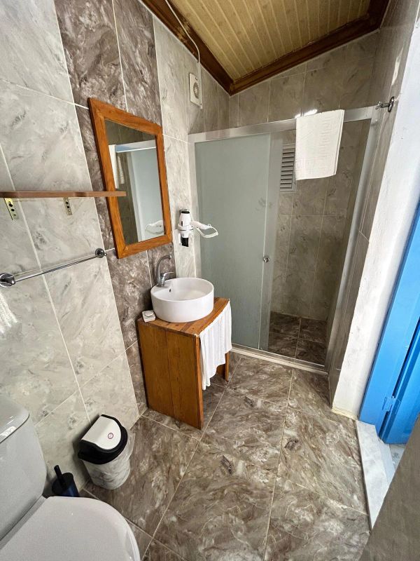 Modern ve temiz bir banyo tasarımı.