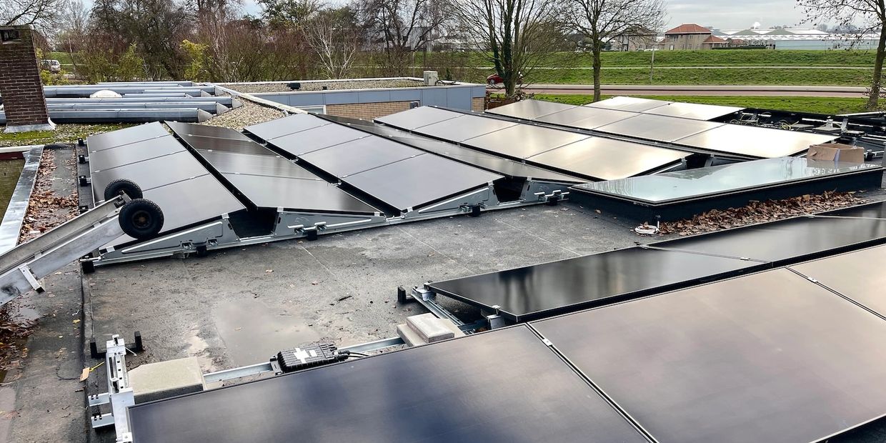 Zonnepanelen op een plat dak tijdens installatie.