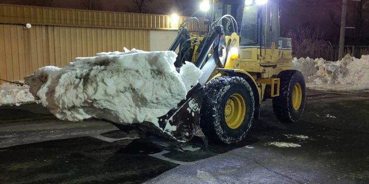 Moving snow with the Cat it24 Loader