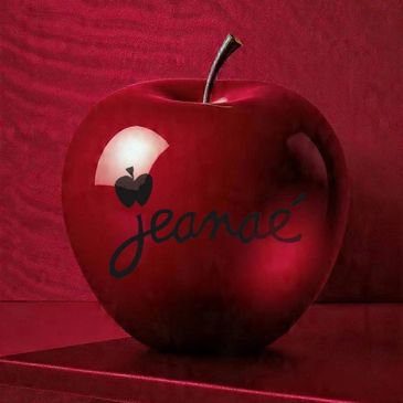 Glossy red apple with a black stem and the word 'Jeande' written on it.