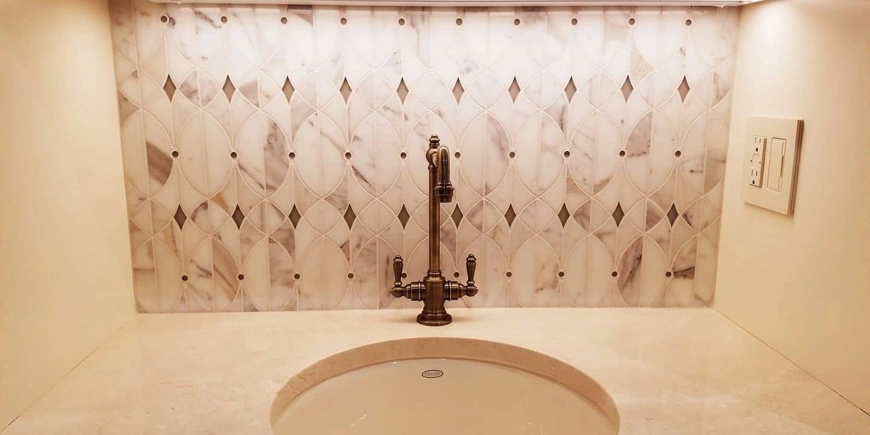 Tiled backsplash with marble mosaic tiles