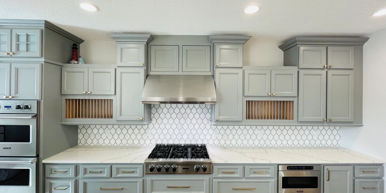 Kitchen tiled backsplash with arabesque tiles