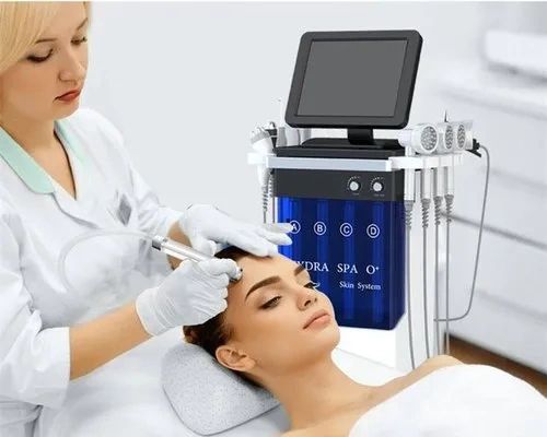 Hydrafacial device during treatment