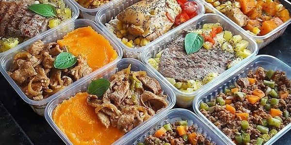 Proteínas: (Escolher 1 opção)
•	Omelete de legumes
•	Strogonoff de grão de bico
•	Escondidinho de co